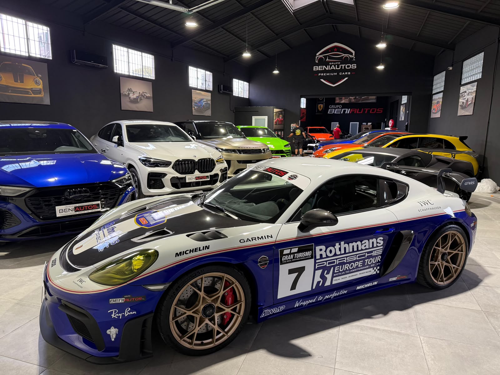 Exposición de Beniautos Premium Cars con varios deportivos y todoterrenos de alta gama